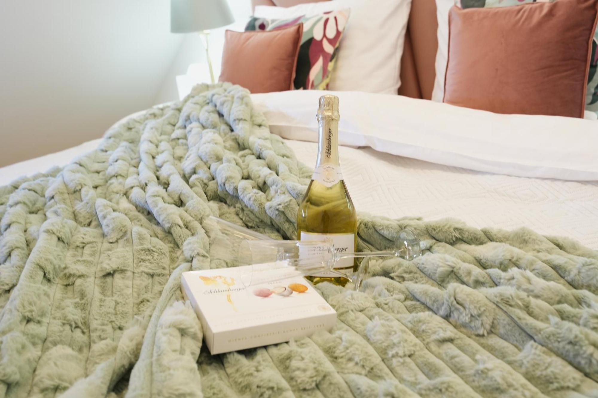 Stay In Style At Carl'S Design Residences - Modern Design Meets Green Comfort L Parking & Perfect Connection To City Center Wien Exterior foto